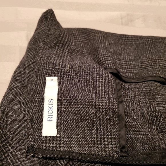 ⭐ 3/$20 Rickis Pencil skirt with lace trim. - Picture 7 of 7